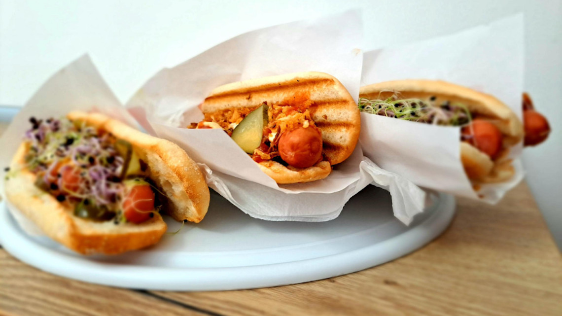 Választható, bio csírás hot dog menük rétessel, kávéval és vízzel